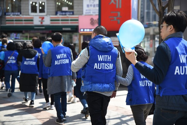 한국자폐인사랑협회는 자폐인에 대한 인식개선을 위한 사업으로 캠페인을 진행하고 있다./사진제공=(사)한국자폐인사랑협회